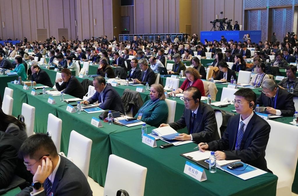 11月7日，中外嘉賓在首屆世界古典學(xué)大會(huì)開幕式現(xiàn)場聽會(huì)。新華社記者 張晨霖 攝