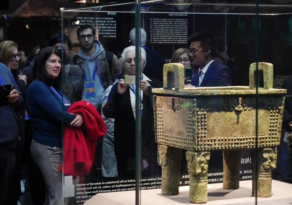 11月6日，中外嘉賓來到中國考古博物館參觀“考古與中華文明溯源展”。該展是本屆世界古典學(xué)大會(huì)推出的配套活動(dòng)之一。新華社記者 張晨霖 攝