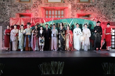 墨西哥華人婦女聯(lián)合總會(huì)木蘭藝術(shù)團(tuán)的中國(guó)古代服裝表演。主辦方供圖