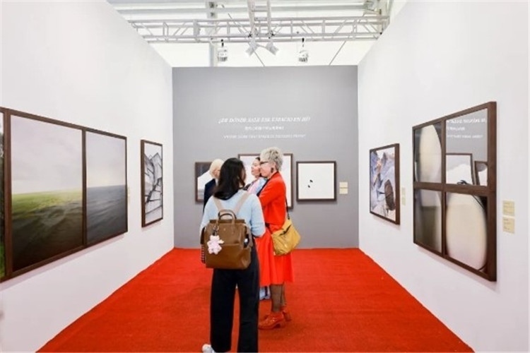 “我內(nèi)心的那個空從哪里來？從波濤、云朵和勇氣”西岸藝博會展覽現(xiàn)場 圖片由主辦方提供