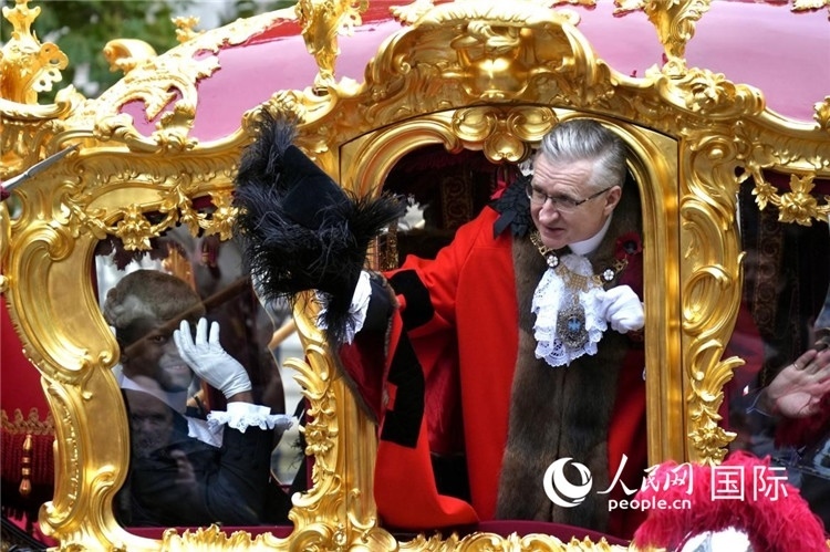 新任金融城市長阿拉斯泰爾·金向人群致意。吳若鳴攝