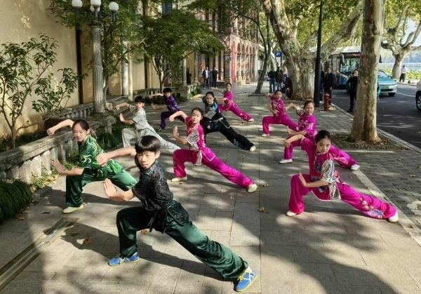 杭州市陳經(jīng)綸體校武術隊學生們展示中華武術。 人民網(wǎng)記者 楊磊攝