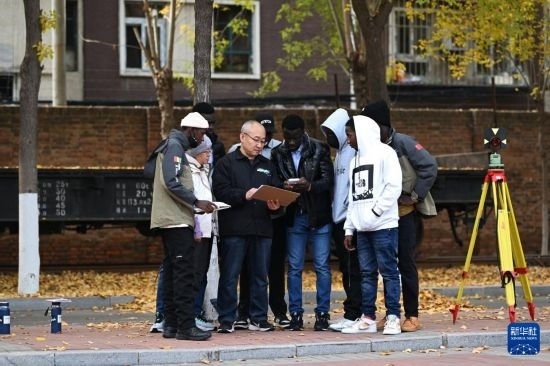 在天津鐵道職業(yè)技術(shù)學(xué)院，老師指導(dǎo)幾內(nèi)亞學(xué)員使用測(cè)距儀器（11月11日攝）。新華社記者 李然 攝