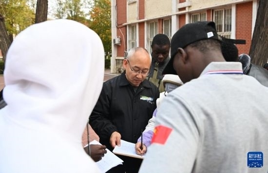 在天津鐵道職業(yè)技術(shù)學(xué)院，老師指導(dǎo)幾內(nèi)亞學(xué)員使用測(cè)距儀器（11月11日攝）。新華社記者 李然 攝