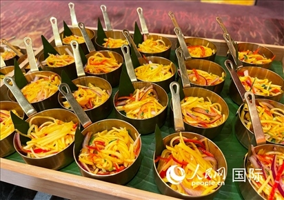 馬來西亞美食節(jié)現(xiàn)場(chǎng)準(zhǔn)備的美食。人民網(wǎng) 王婧攝