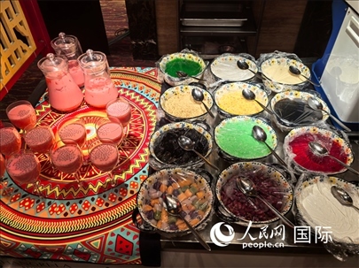 馬來西亞美食節(jié)現(xiàn)場(chǎng)準(zhǔn)備的美食。人民網(wǎng) 楊春燕攝