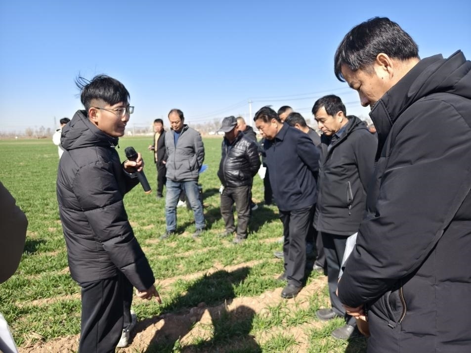 科技小院的“學(xué)生專(zhuān)家”(左一)。受訪者供圖