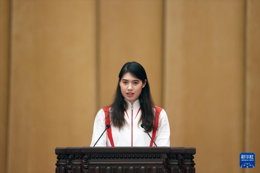 11月15日，游泳運(yùn)動(dòng)員張雨霏在報(bào)告會(huì)上發(fā)言。新華社記者 李明 攝