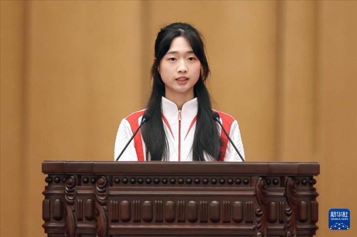 11月15日，射擊運(yùn)動(dòng)員黃雨婷在報(bào)告會(huì)上發(fā)言。新華社記者 李明 攝