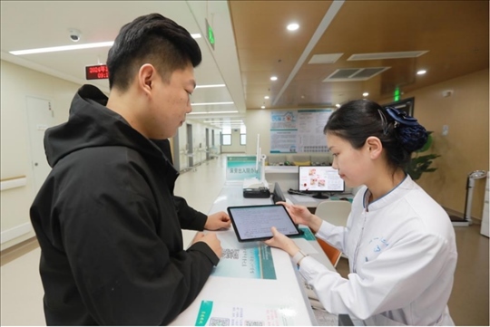 患者在護(hù)士站為家屬辦理床旁出院手續(xù)。圖片來(lái)源：山東第一醫(yī)科大學(xué)第二附屬醫(yī)院