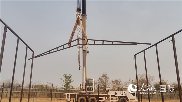 ▲吊裝洗車棚鋼架構(gòu)（秦貴君攝）