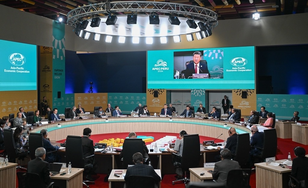 當(dāng)?shù)貢r(shí)間11月16日上午，亞太經(jīng)合組織第三十一次領(lǐng)導(dǎo)人非正式會(huì)議在秘魯利馬會(huì)議中心舉行。國(guó)家主席習(xí)近平出席會(huì)議并發(fā)表題為《共擔(dān)時(shí)代責(zé)任 共促亞太發(fā)展》的重要講話。新華社記者 謝環(huán)馳 攝