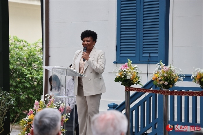 巴西文化部部長梅內(nèi)塞斯在開園儀式上發(fā)表致辭。人民網(wǎng)記者 張志文攝