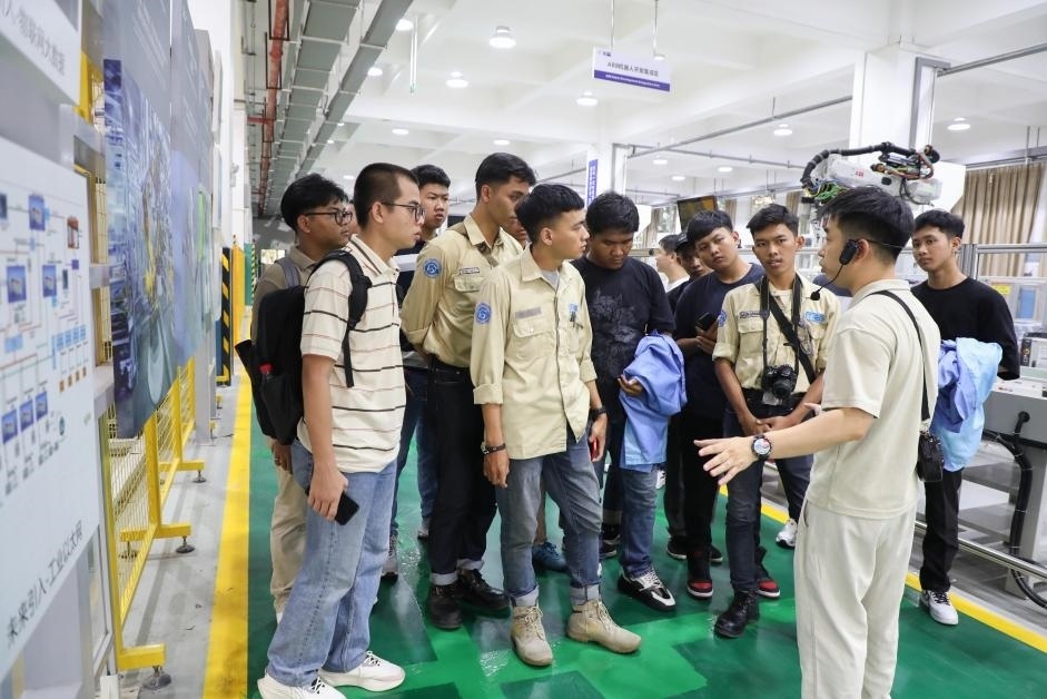 來(lái)華留學(xué)生在工程實(shí)踐中心上課。教育部職業(yè)教育與成人教育司供圖