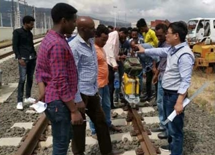 山東職業(yè)學(xué)院開(kāi)展亞吉鐵路運(yùn)營(yíng)技術(shù)培訓(xùn)。教育部職業(yè)教育與成人教育司供圖