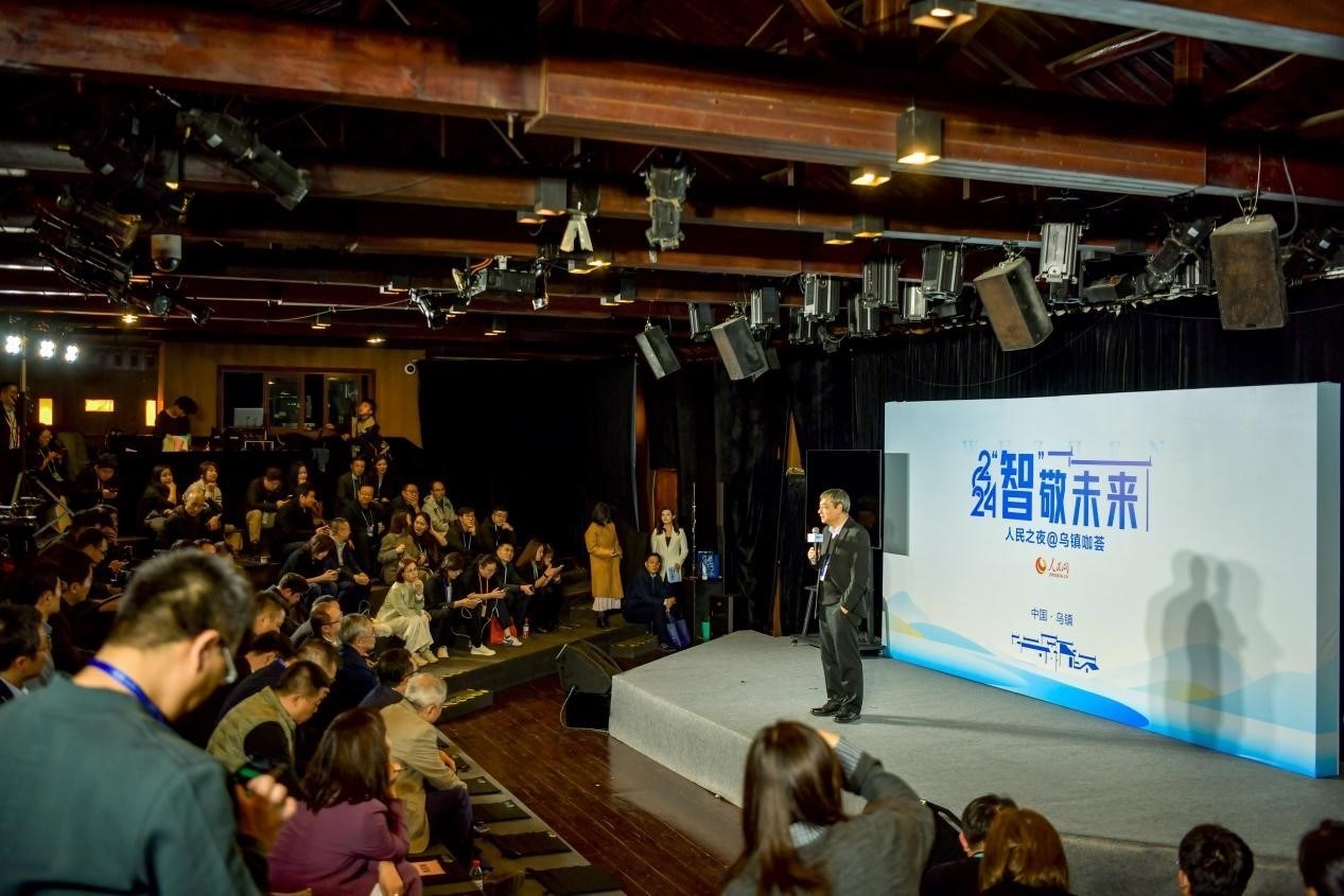 在開場環(huán)節(jié)，清華大學人工智能研究院常務副院長、教授孫茂松發(fā)言分享。人民網記者 任峰濤攝