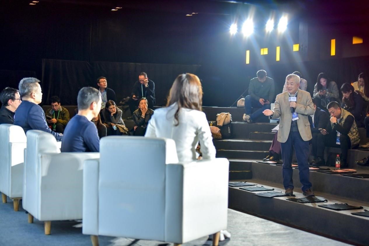 陳長汶教授與對話嘉賓現場互動。人民網記者 任峰濤攝