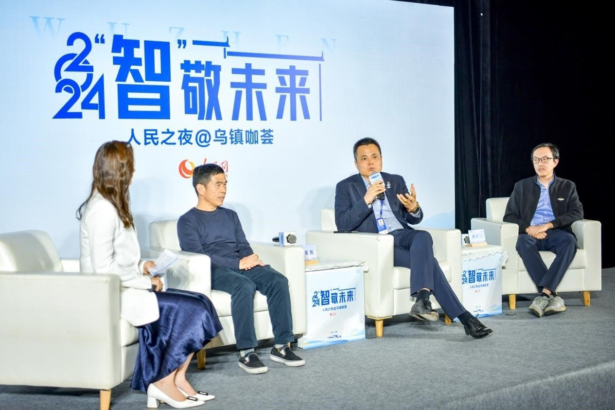 在對話環(huán)節(jié)，之江實驗室高級研究專家潘愛民、伏羲智庫創(chuàng)始人李曉東、麒麟軟件副總經理李震寧探討“‘百模大戰(zhàn)’將卷向何方”。人民網記者 任峰濤攝