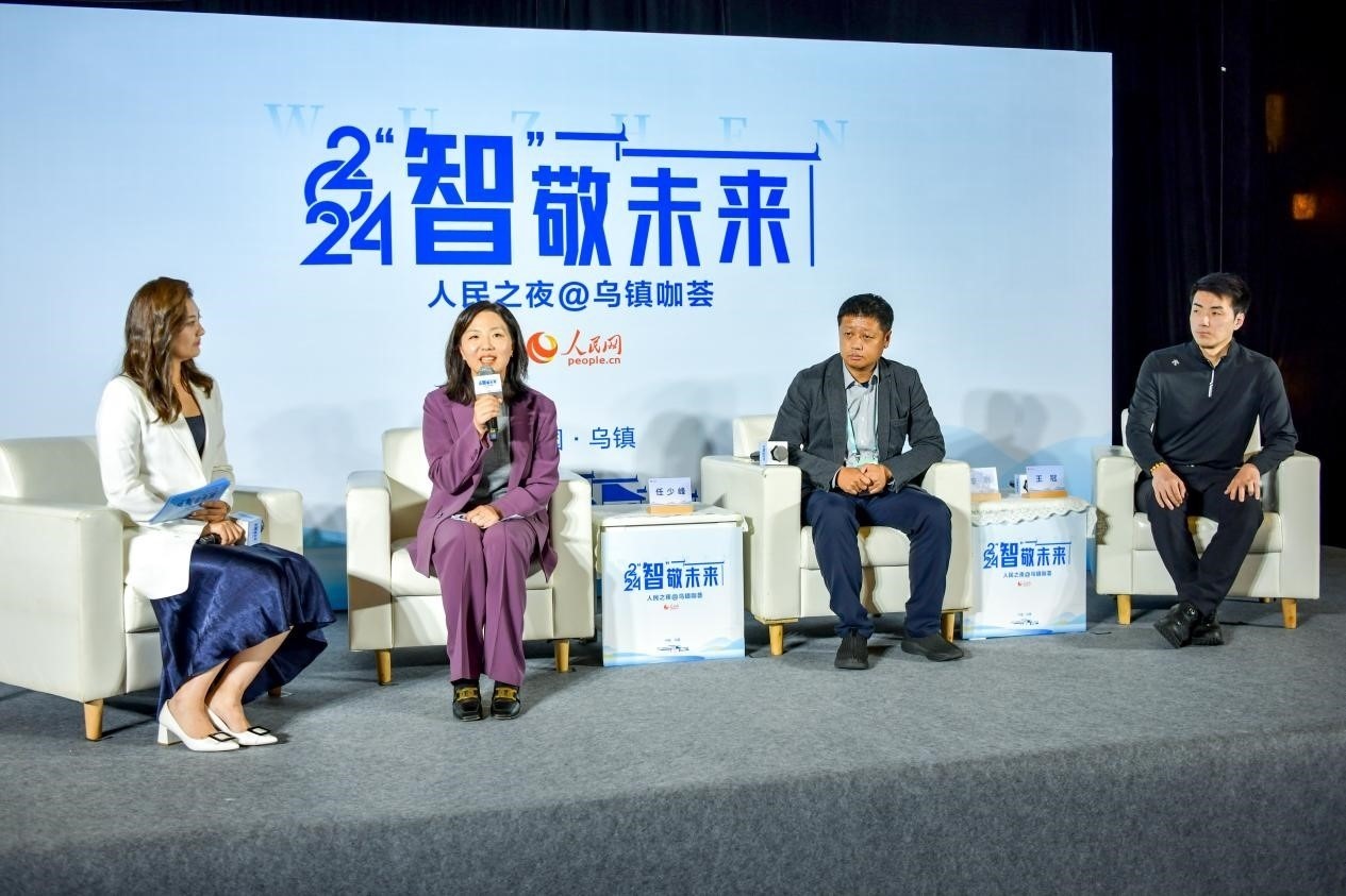在對話環(huán)節(jié)，趣丸科技總編輯、副總裁任少峰，星云智慧機器人CEO李明，可之教育大模型創(chuàng)始人王冠討論“人工智能如何惠及大眾”。人民網記者 任峰濤攝