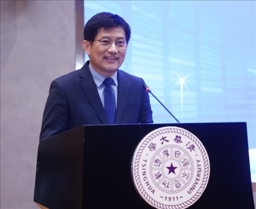 清華大學(xué)國家治理研究院執(zhí)行院長、清華大學(xué)計(jì)算社會科學(xué)與國家治理實(shí)驗(yàn)室執(zhí)行主任孟慶國教授演講。供圖單位：清華大學(xué)國家治理研究院