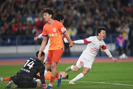 11月23日，上海海港隊球員王振澳（右）慶祝進球。新華社記者 黃宗治 攝