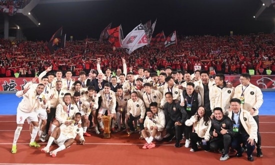 11月23日，上海海港隊成員在頒獎儀式后與球迷合影。新華社記者 黃宗治 攝