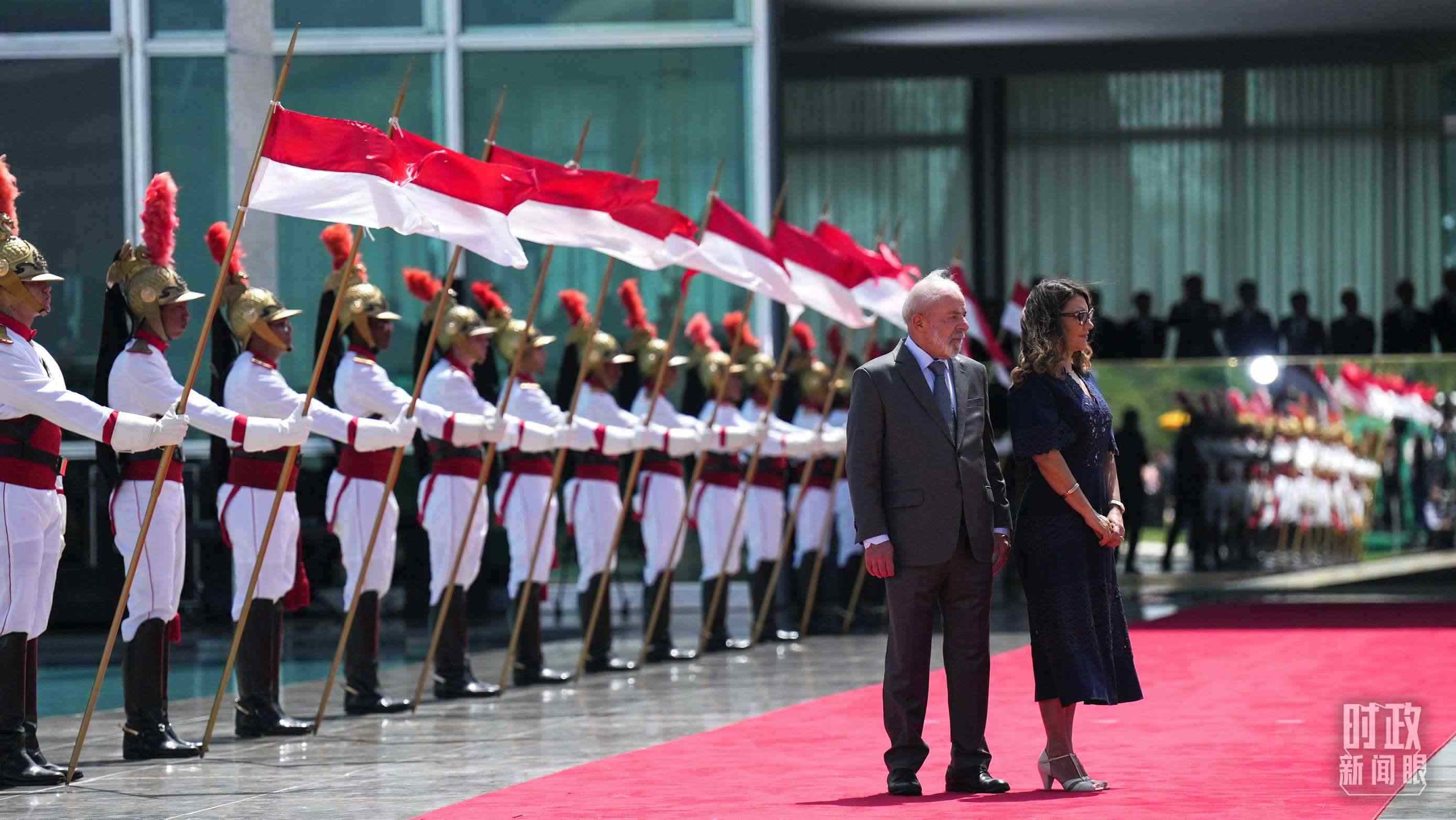 巴西總統(tǒng)盧拉和夫人羅桑等候習(xí)主席到來。