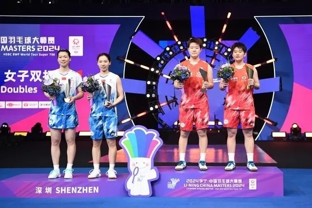 11月24日，劉圣書（右二）/譚寧（右一）與李怡婧/羅徐敏（左一）在頒獎臺上合影。新華社記者 梁旭攝