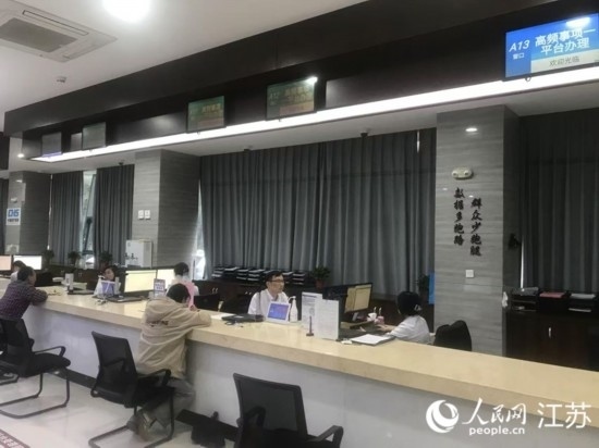 像這樣的“高頻事項(xiàng)一平臺”辦理專窗，正在江蘇各地基層便民服務(wù)中心鋪開。人民網(wǎng) 俞楊攝