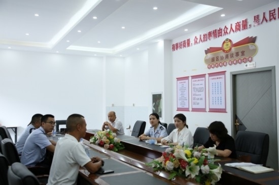 榕江縣稅務局在園區(qū)協(xié)商議事室協(xié)調(diào)解決企業(yè)訴求。黔東南州稅務局供圖