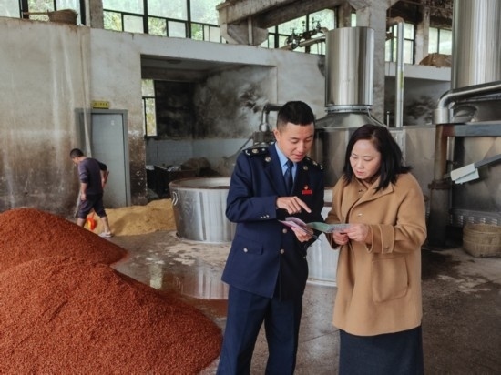 鎮(zhèn)遠縣稅務局在酒企宣傳調(diào)研。黔東南州稅務局供圖