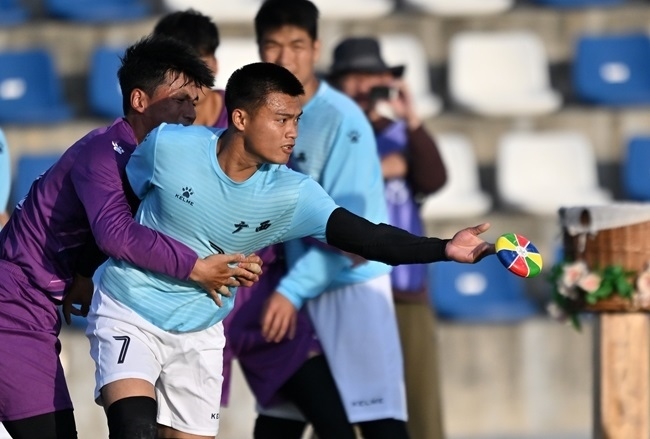 11月28日，花炮半決賽，廣西隊(duì)與海南隊(duì)展開(kāi)激烈角逐。新華社記者 郭程攝