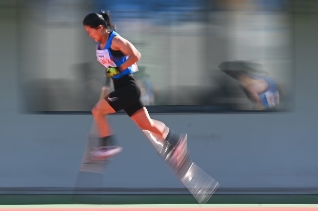 11月28日，海南隊(duì)選手吳明芬在高腳競(jìng)速比賽中。新華社記者 杜子璇攝