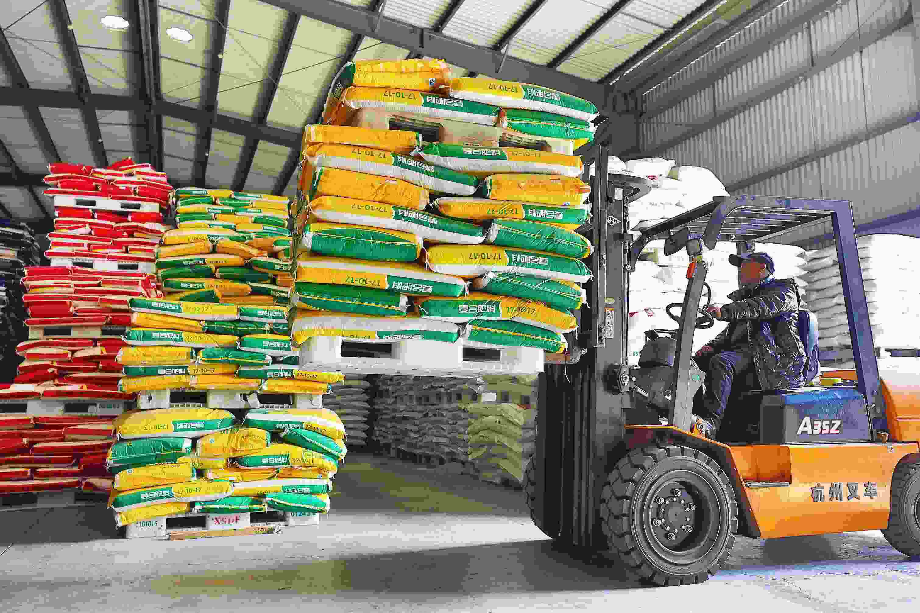 2023年2月15日，在浙江義烏供銷聯(lián)社的農(nóng)資貯存?zhèn)}庫，工作人員正在調(diào)運(yùn)復(fù)合肥料等農(nóng)資。