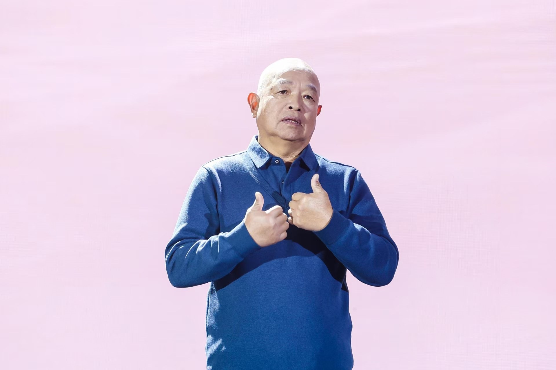 “山東好人”、煙臺(tái)市無聲洗車場(chǎng)經(jīng)理柳興濤。人民視頻供圖。