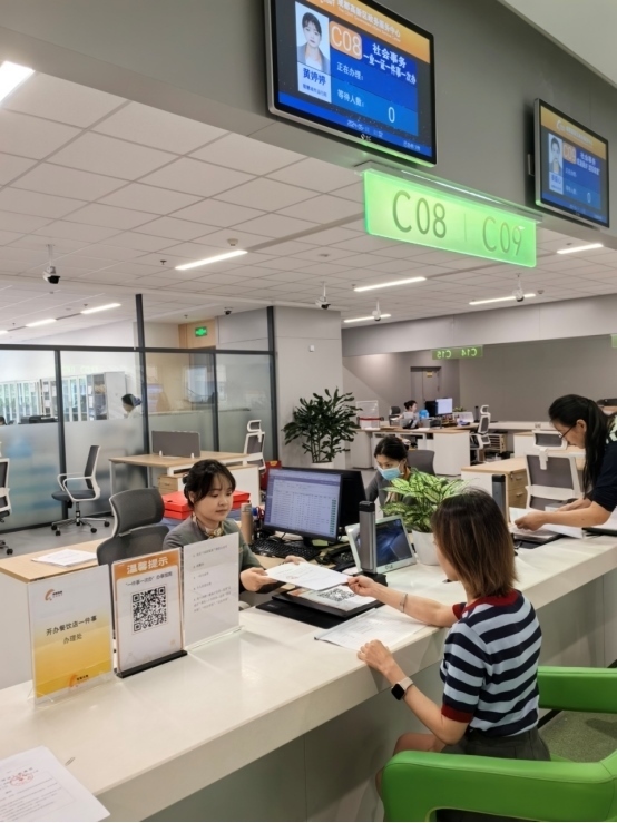 成都高新區(qū)“開(kāi)辦餐飲店一件事”服務(wù)窗口。成都市市場(chǎng)監(jiān)督管理局供圖