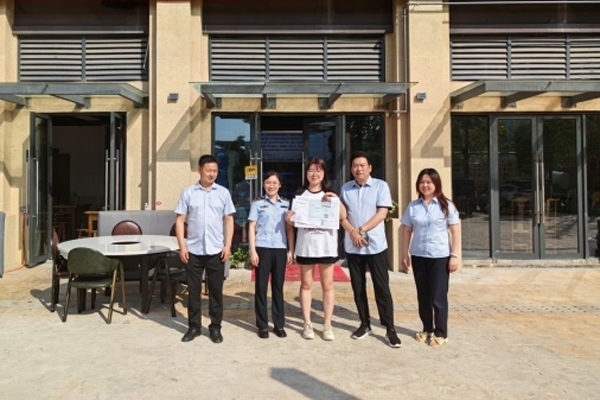 當(dāng)?shù)毓ぷ魅藛T上門為經(jīng)營(yíng)者送來(lái)了證件。蒼溪縣行政審批和數(shù)據(jù)局供圖