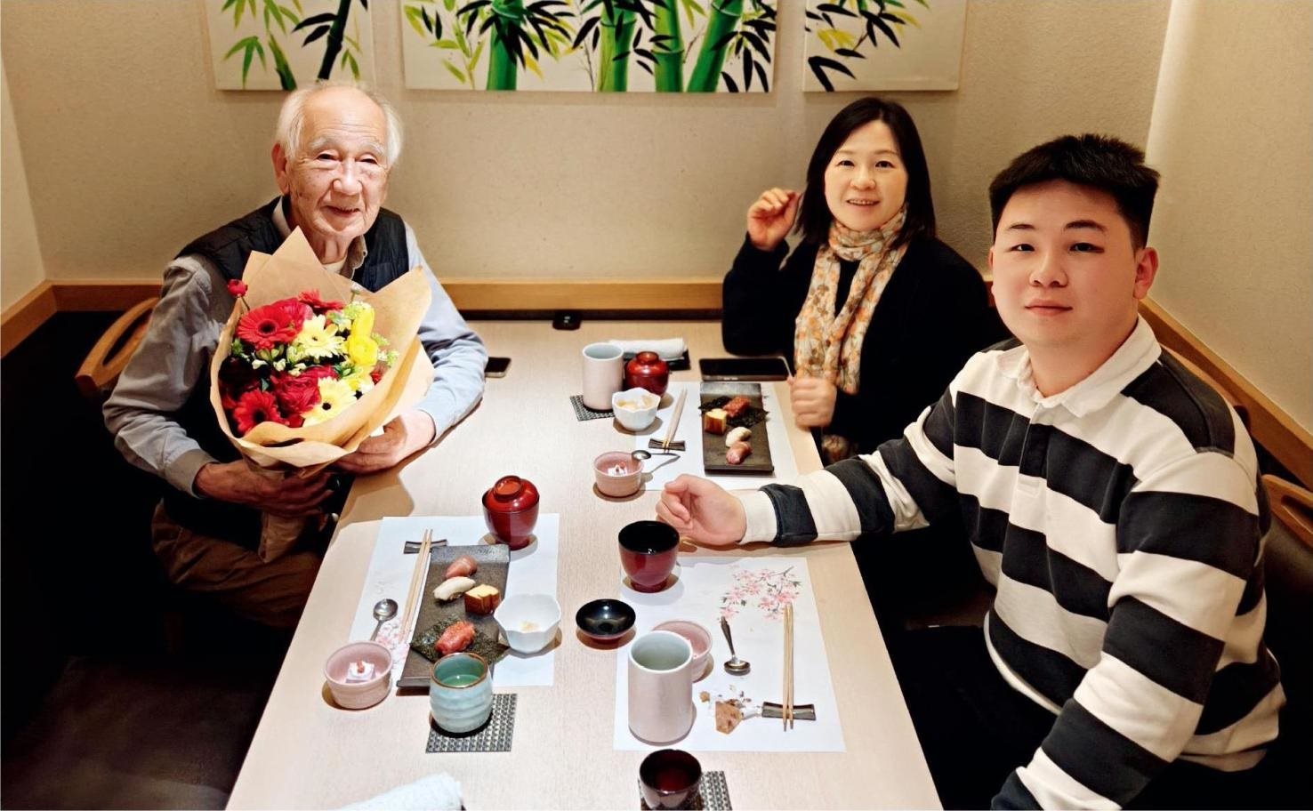 佐佐木俊一與彭林（中）、彭俊霖（右）在一起。