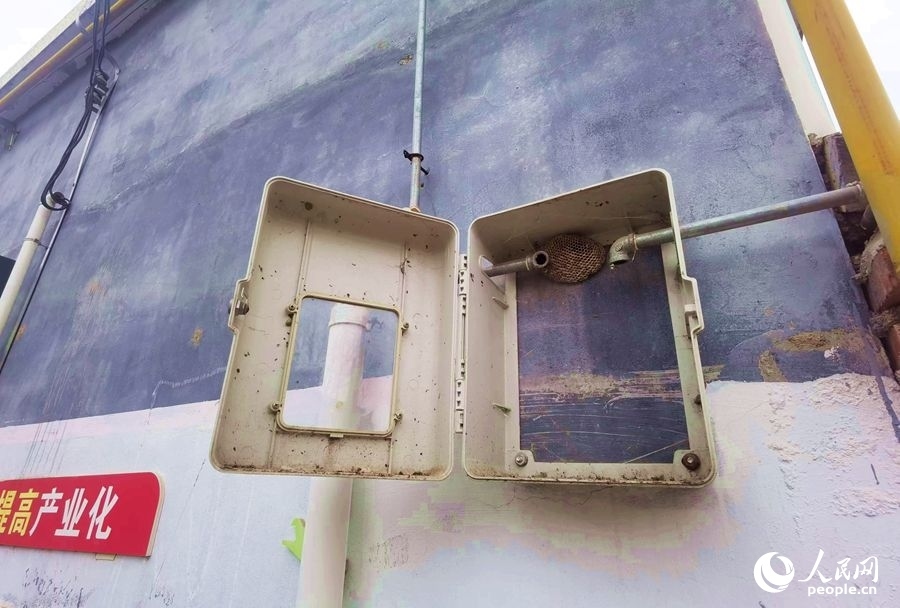 在玉山村的一處未安裝燃?xì)獗淼谋硐鋬?nèi)，掛著一個(gè)馬蜂窩。人民網(wǎng)記者 慎志遠(yuǎn)攝