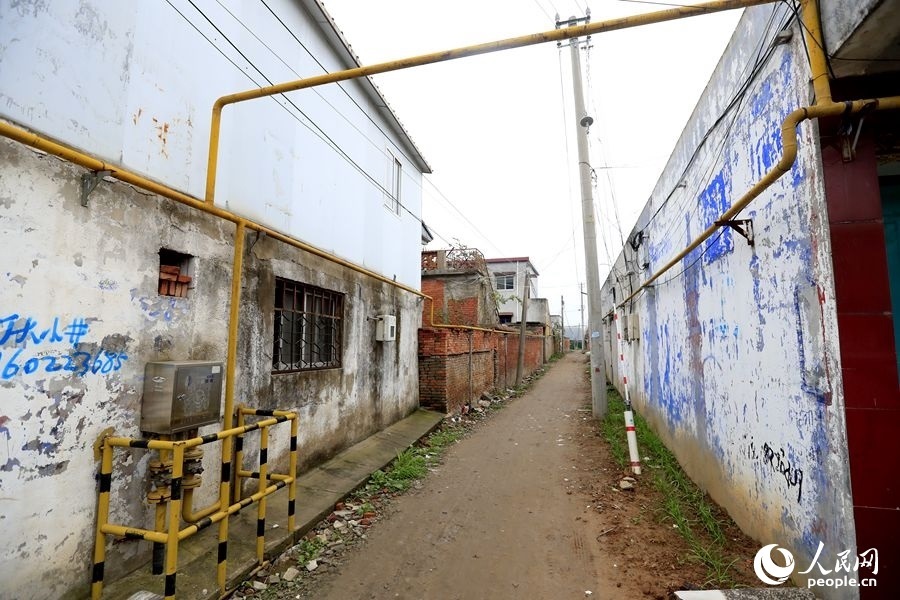 中燃公司在玉山鎮(zhèn)鋪設(shè)完工的燃?xì)夤芫W(wǎng)。人民網(wǎng)記者 慎志遠(yuǎn)攝