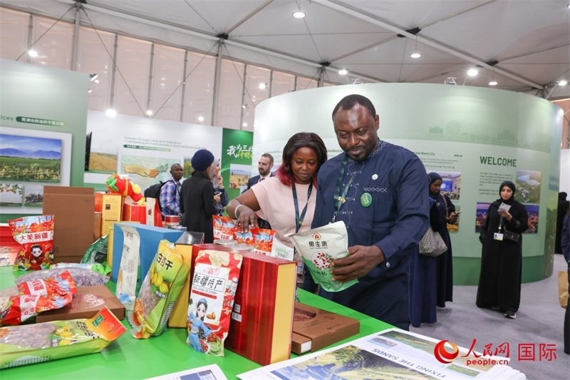 嘉賓了解中國館展示產(chǎn)品。人民網(wǎng)記者任皓宇攝