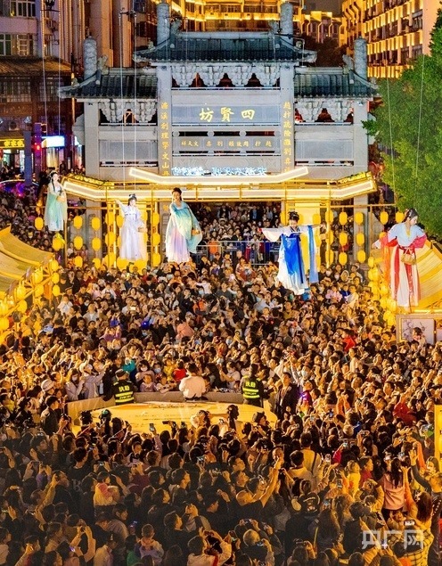 改造后的郁孤臺(tái)歷史文化街區(qū)流光溢彩，吸引游客沉浸式體驗(yàn)宋朝文化（央廣網(wǎng)發(fā) 胡中 攝）
