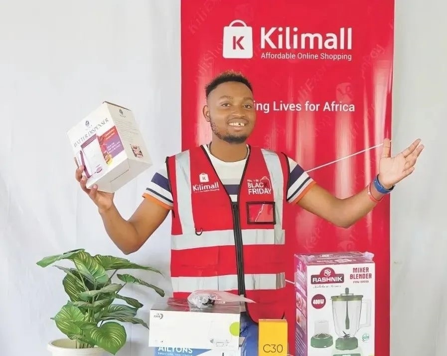 隨著“絲路電商”國際合作深入推進，共建“一帶一路”國家雙多邊數(shù)字貿(mào)易規(guī)則對接不斷強化。借助“絲路電商”合作機制，肯尼亞主播迪克森·恩甘加在當(dāng)?shù)刂辈ж洝⑼袂?攝（新華社發(fā)）