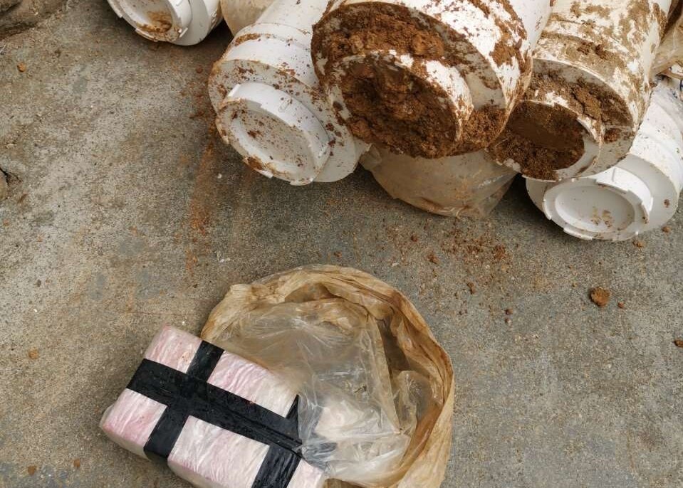 圖為警方查獲的藏匿于PVC管道中的部分現(xiàn)金。（警方供圖）