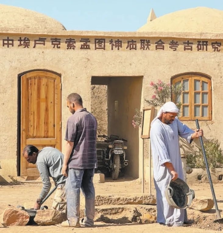 中埃（及）盧克索孟圖神廟聯(lián)合考古項目在考古發(fā)掘、文物保護等方面，不斷統(tǒng)一技術(shù)標(biāo)準(zhǔn)，互學(xué)互鑒理念方法，推動神廟實地景象和出土文物重現(xiàn)于世人面前。圖為工作人員在項目現(xiàn)場進行發(fā)掘清理工作。新華社記者 王東震 攝