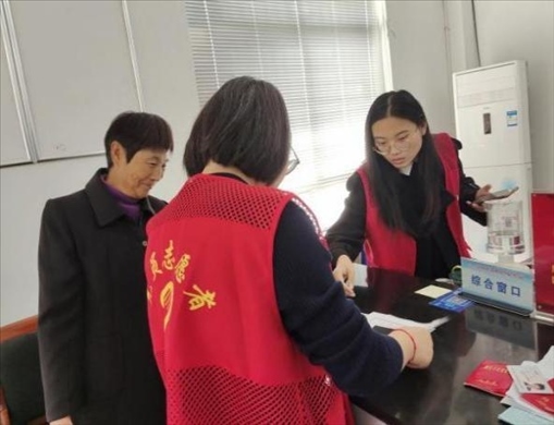 代辦人員為村民辦理醫(yī)保報(bào)銷。 圖片來源：江蘇南通啟東市數(shù)據(jù)局