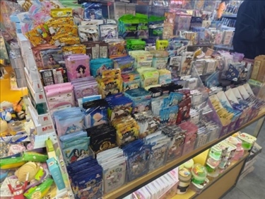 北京某文具店卡牌盲盒柜臺，未設相關提醒。人民網記者 黃鈺攝