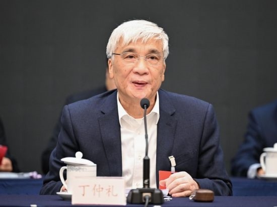 全國人大常委會副委員長、歐美同學(xué)會會長丁仲禮作工作報告