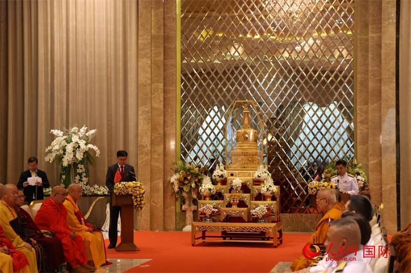 中泰兩國代表在曼谷廊曼軍用機場舉辦的迎請儀式上致辭。人民網(wǎng)記者楊一攝