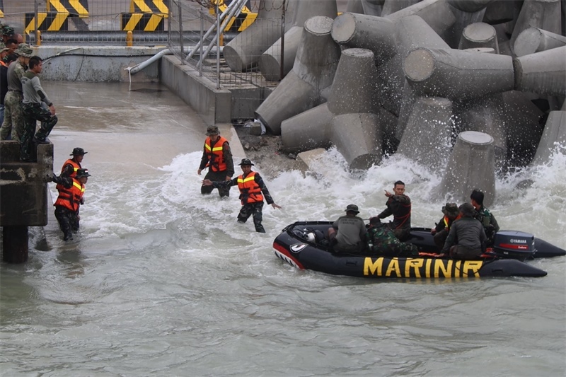 中印尼雙方海軍參演官兵協(xié)力將“落水人員”救上橡皮艇。周宇攝